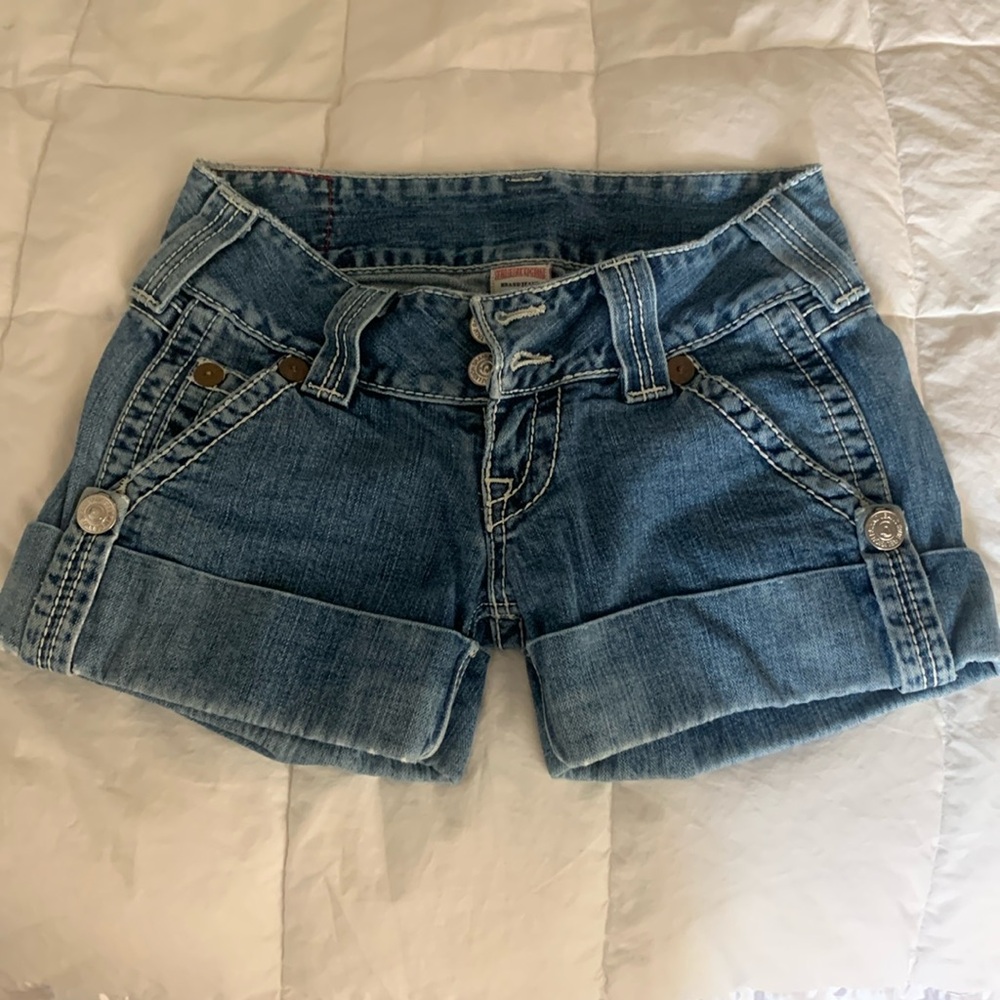 True religion, light to medium wash, wide cuff shorts. Low rise. Sz 26